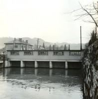 1965: objekt se stavidl.uzávěry(pohled po vodě)
